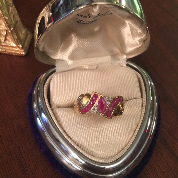 10k Gold diamond & Ruby ring w/appraisal - Picture 5 of 11